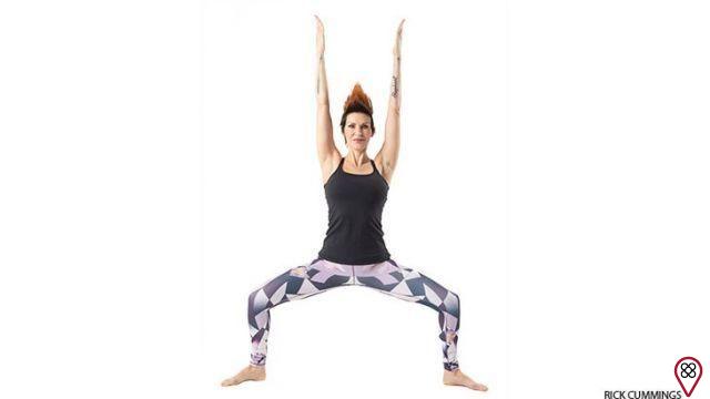 Una práctica rápida de yoga HIIT en casa para fortalecerse y empoderarse