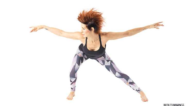 Una práctica rápida de yoga HIIT en casa para fortalecerse y empoderarse