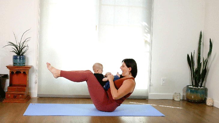 5 posturas de yoga que puedes hacer mientras sales con tu bebé